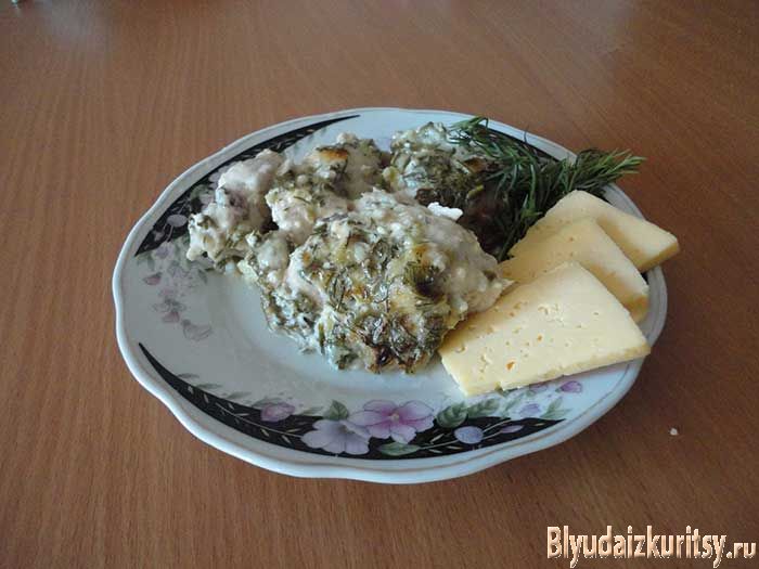 Куриная грудка в сливочно-чесночном соусе с зеленью