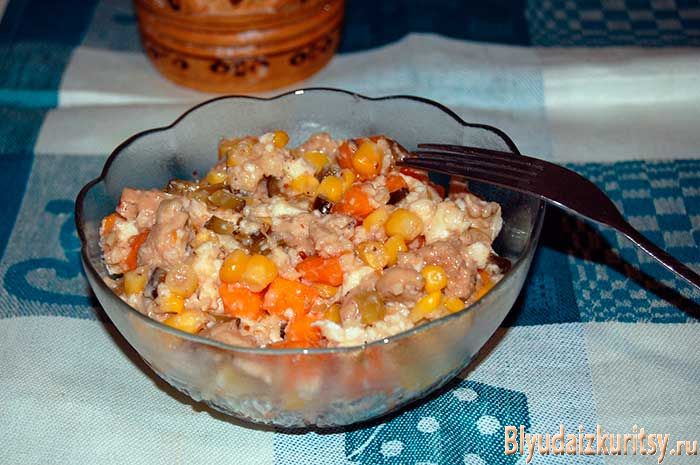 Салат из куриного филе с тыквой и омлетом