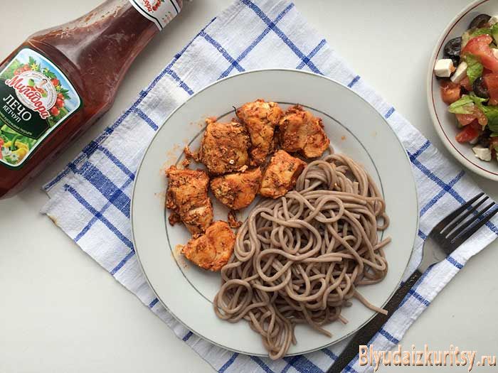 Спагетти с курицей, тушенной в томатном соусе