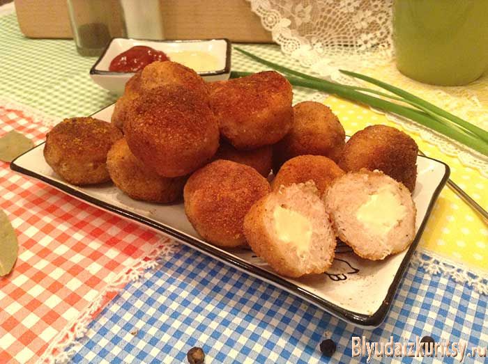 Пикантные куриные шарики в панировке с сырной начинкой