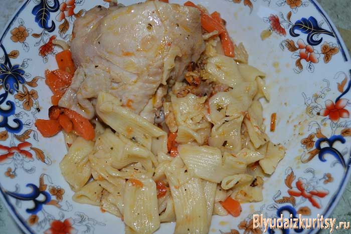 Куриные бедрышки с макаронами в утятнице