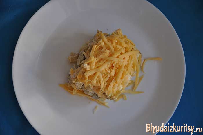 Слоеный салат с курицей и грибами