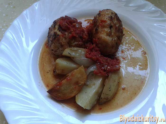 Куриные тефтели с томатным соусом и запеченным картофелем