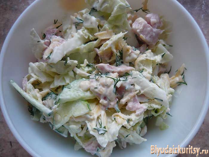 Салат с копченой курочкой и оригинальным соусом