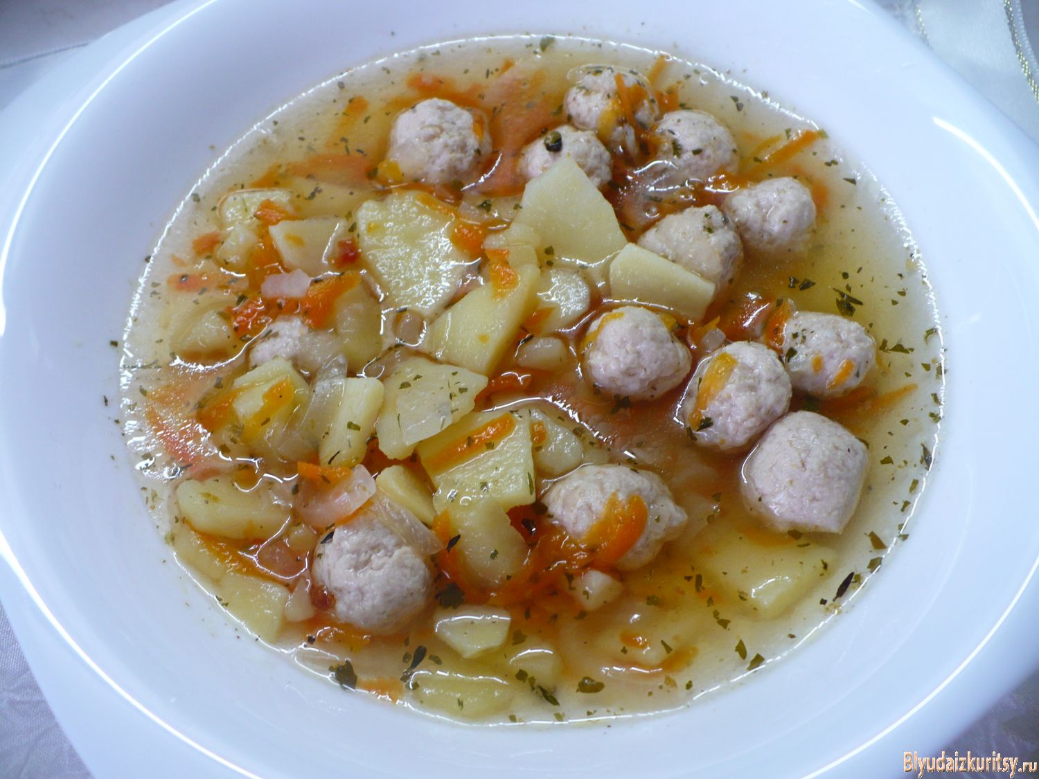 Суп с куриными фрикадельками и картофелем