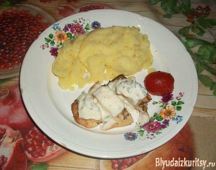 Запечённая куриная грудка под соусом с чесноком