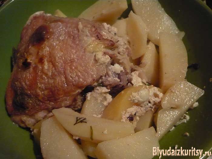 Курица, запеченная с картошкой под кефирным соусом